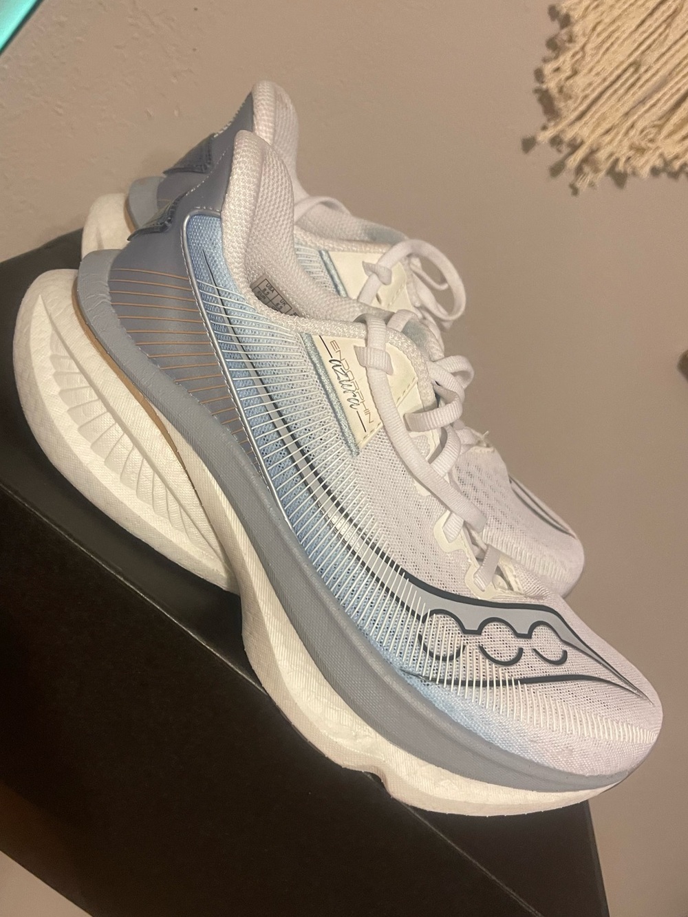 Saucony Endorphin Azura - Women’s size 8.5 - Picture 2 of 12